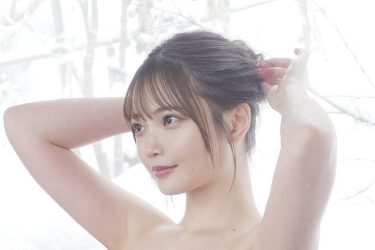 新谷姫加、腰ヒモ食い込む肉感ショット