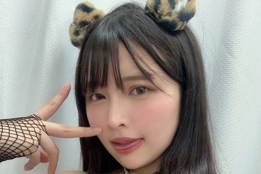 橋本ひかり、超攻撃的トラ柄ビキニで舌ペロリ