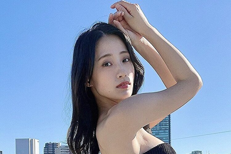 澄田綾乃、青空に映えるハードな黒水着ボディの画像1