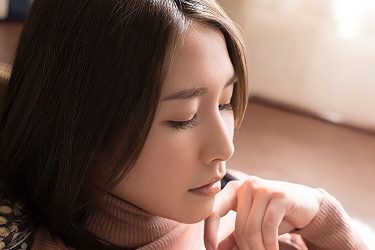 夏来唯、しっとり美女のめくり上げ美バスト