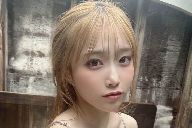 岸みゆ、人生初の金髪スタイルでダイナマイトボディ炸裂