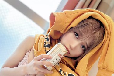 篠原みなみ、缶ビール片手に超無防備な美胸