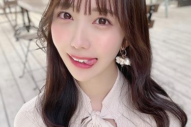 天羽希純、舌ペロで谷間チラリの大胆な後輩