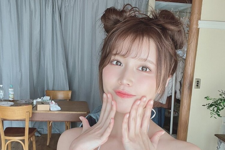 小日向ゆか、お団子ヘアでモチモチ美バストの画像1