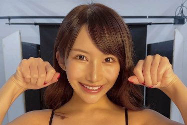 琴井ありさ、美ボディとキュートな笑顔でお誘い