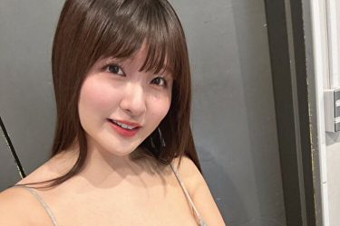 原つむぎ、ニットキャミ伸びる特大ノーブラ風バスト