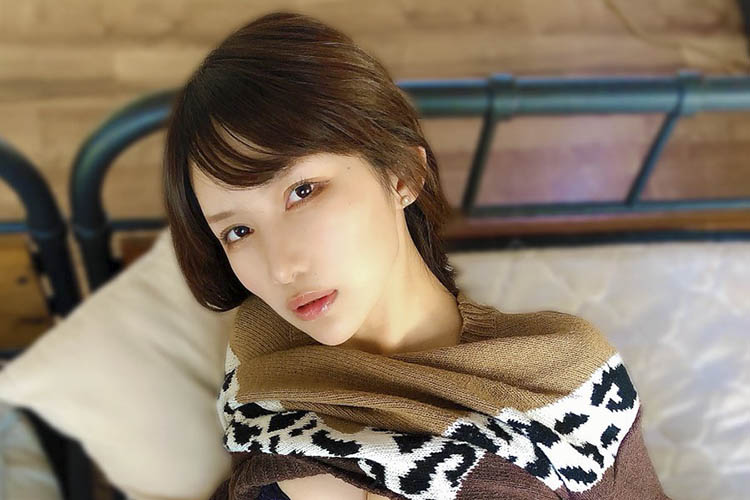 琴井ありさ、脱ぎかけの美学の画像1