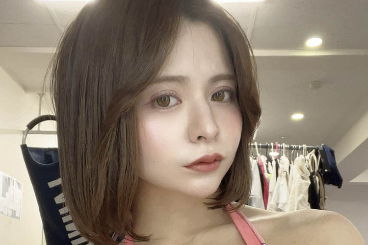 紅羽祐美、抜群の色気と圧巻の美谷間の画像1