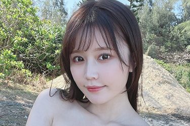 小日向ゆか、ノーブラ匂わせ半脱ぎニット美谷間