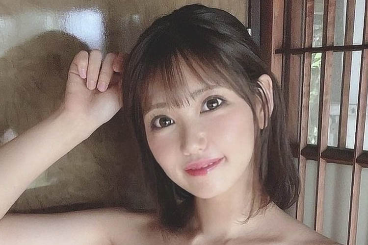 篠原冴美、横＆下ハミ出す大胆ビキニの画像1