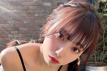 雪野まゆき、魅惑の前屈み美谷間