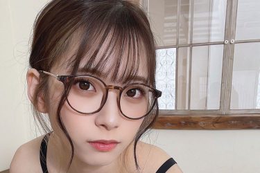 紅羽りお、メガネ姿の四つん這い