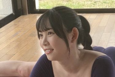 篠見星奈、肉感たっぷりの軟体ストレッチ