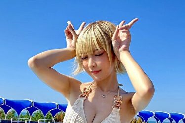 火将ロシエル、プールに映えるスタイル抜群ボディ