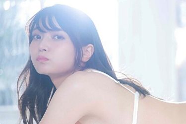 似鳥沙也加、純白ビキニの完熟桃ヒップ