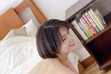 真田まこと、ベッドの上でヌーディ美バスト