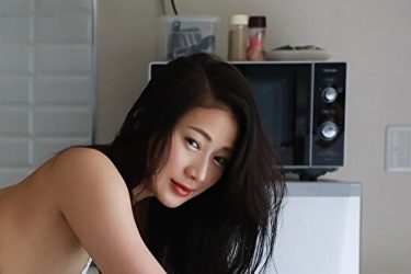 新海まき、ハリツヤボディ輝く寝バックショット