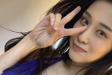 高橋凛、谷間ドレスでVサイン