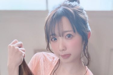 一升瓶と大河もも、酔いどれ美女の豪胆露出