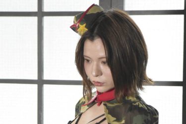 紅羽祐美、白肌美ボディが映える攻撃的ビキニ