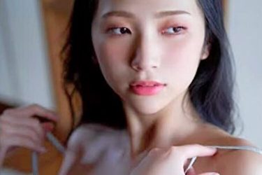 街山みほ、キャミソール脱ぎつつ…美しのノーブラバスト