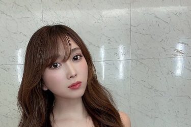 森咲智美、赤レース水着から飛び出すこんもり美バスト
