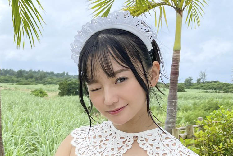 西永彩奈、露出度が南国仕様のメイドで「ちっぱい」大開放の画像1