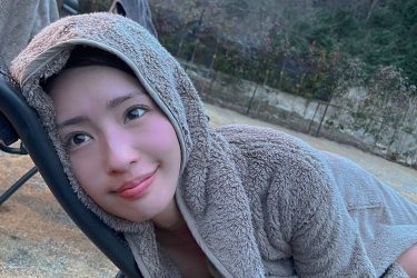 橋本梨菜、汗ばむ美胸からの整いスマイル