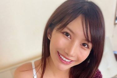 琴井ありさ、ニット着崩しチラリ