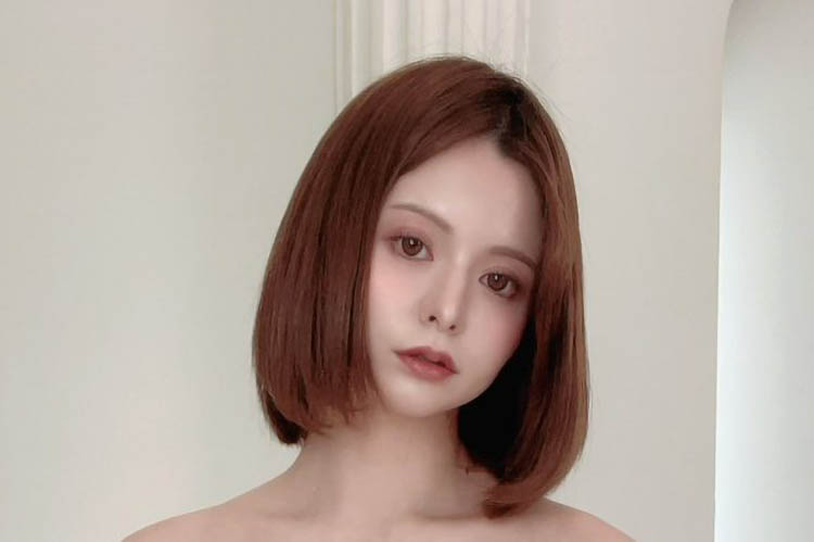 紅羽祐美、T字水着でM字開脚の画像1