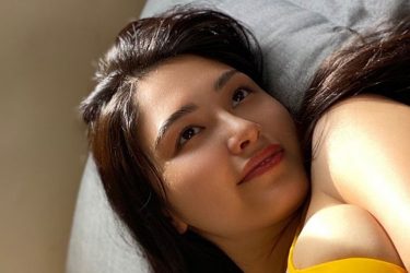 ロサリオ恵奈、たわわ炸裂の仰向け美バスト