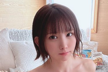 えなこ、食欲全開のビキニショット