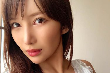 琴井ありさ、切なげに少しだけのチラリ