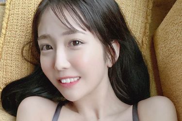 天羽希純、危ないアングルの開脚誘惑