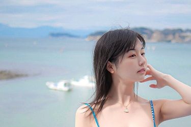 くりえみ、青バックに映える爽やか魅惑ボディ