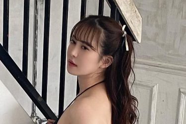 伊藤しずな、椅子に跨り極上カーヴィーヒップ