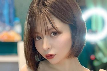 紅羽祐美、美バストつまみ食い