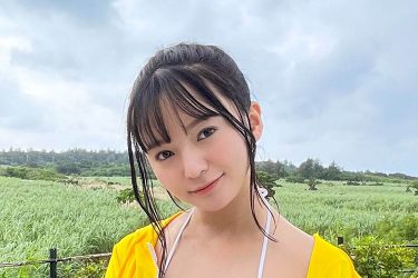 西永彩奈、極小ビキニの「ちっぱい」