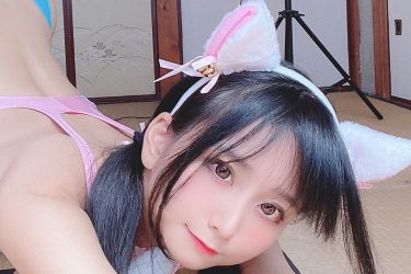 柳丸、ネコ姿で軟体ポーズ