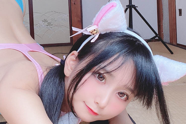 柳丸、ネコ姿で軟体ポーズの画像1