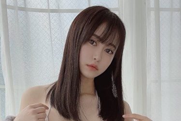 伊藤しずな、ズレる水着と飛び出す下パイ