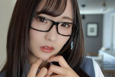 藤田あずさ、メガネOLの制服の中