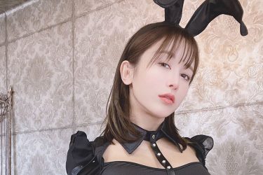 いくみ、穴あきパンツの黒バニーコス
