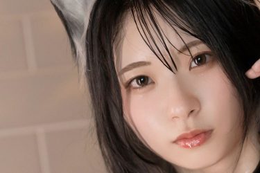 紅羽りお、美しすぎる黒猫の入浴