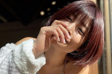 藤井マリー、ナチュラルな笑顔と美谷間