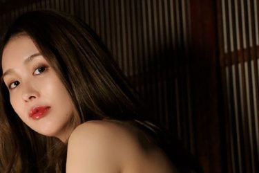 三島奈々、乱れた着物で美尻あらわ