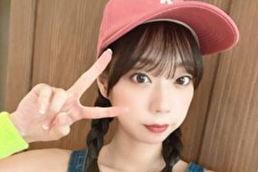 青山ひかる、裸サロペットのはみパイ2連発