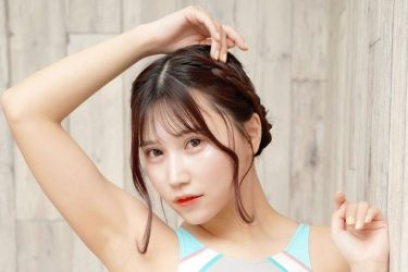 朝比奈りる、ぱつぱつハイレグ水着ショット