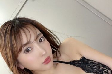 森咲智美、黒レースキャミの美谷間