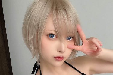 篠崎こころ、金髪ショートで「女神のカフェテラス」コス